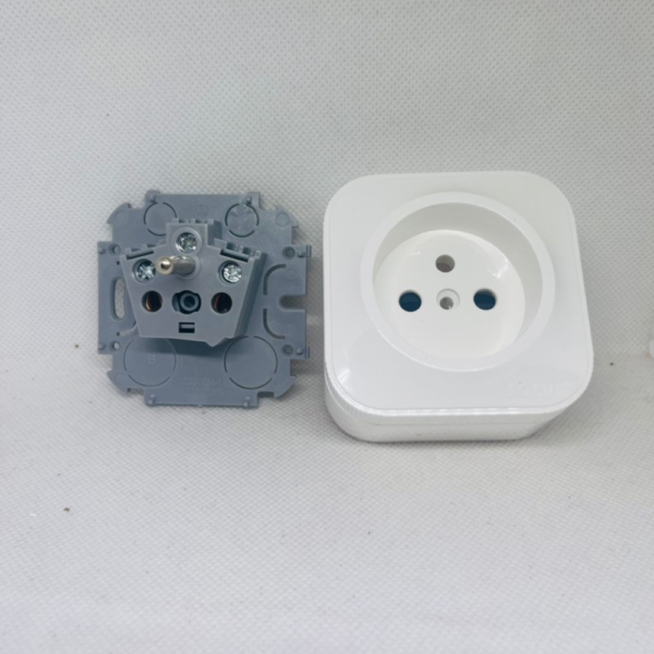 Prise 2P+T apparent – Image 2