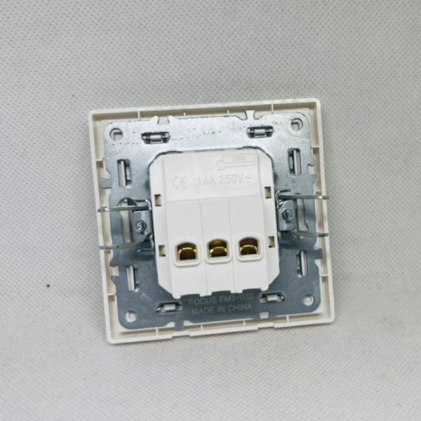 Prise étanche 2P+T encastrée – Image 2